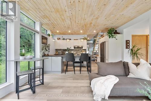 470 Markles Road, Huntsville (Brunel), ON - Indoor Photo Showing Living Room