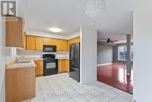 890 Bourne Crescent N, Oshawa, ON - Indoor Photo Showing Kitchen