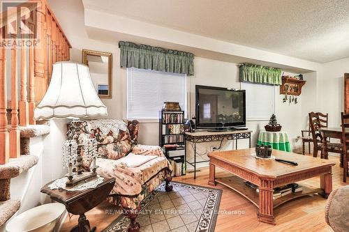 3 Jack Kenny Court, Caledon, ON - Indoor Photo Showing Living Room