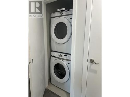 3402 2108 Gilmore Avenue, Burnaby, BC - Indoor Photo Showing Laundry Room