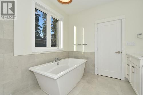 2508 Golf View Crescent, Blind Bay, BC - Indoor Photo Showing Bathroom