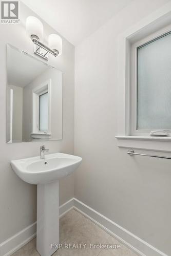 632 Moonflower Crescent S, Ottawa, ON - Indoor Photo Showing Bathroom