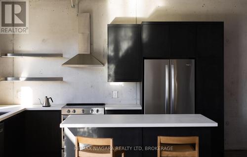 1 - 21 Heron Pointe, Port Colborne (878 - Sugarloaf), ON - Indoor Photo Showing Kitchen With Upgraded Kitchen