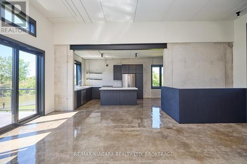 1 - 21 Heron Pointe, Port Colborne (878 - Sugarloaf), ON - Indoor Photo Showing Kitchen