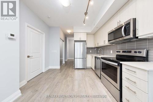 812 - 591 Sheppard Avenue E, Toronto, ON - Indoor Photo Showing Kitchen