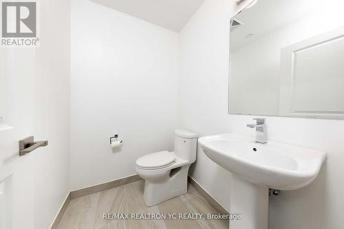 812 - 591 Sheppard Avenue E, Toronto, ON - Indoor Photo Showing Bathroom