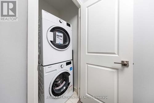 812 - 591 Sheppard Avenue E, Toronto, ON - Indoor Photo Showing Laundry Room