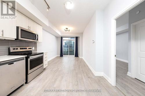 812 - 591 Sheppard Avenue E, Toronto, ON - Indoor Photo Showing Kitchen