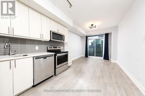 812 - 591 Sheppard Avenue E, Toronto, ON - Indoor Photo Showing Kitchen