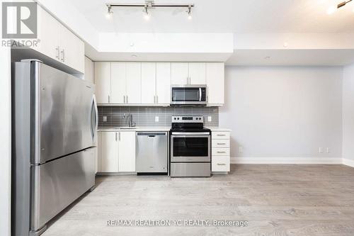 812 - 591 Sheppard Avenue E, Toronto, ON - Indoor Photo Showing Kitchen