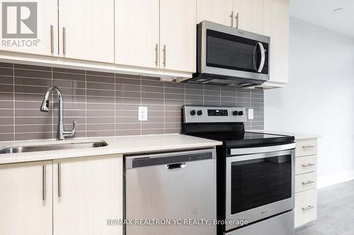 812 - 591 Sheppard Avenue E, Toronto, ON - Indoor Photo Showing Kitchen