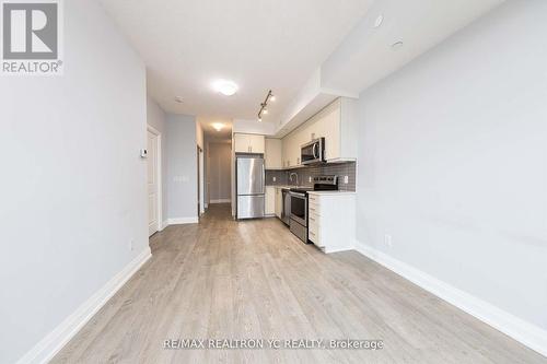 812 - 591 Sheppard Avenue E, Toronto, ON - Indoor Photo Showing Kitchen