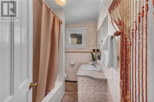 16 Broad Street, Norfolk, ON - Indoor Photo Showing Bathroom