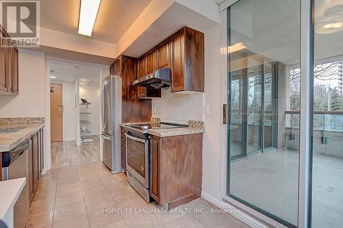 303 - 238 Doris Avenue, Toronto, ON - Indoor Photo Showing Kitchen