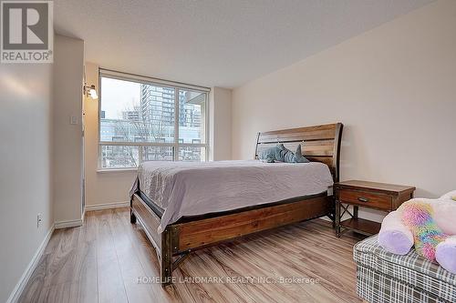 303 - 238 Doris Avenue, Toronto, ON - Indoor Photo Showing Bedroom