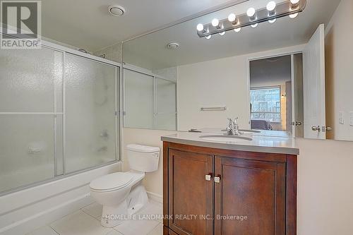 303 - 238 Doris Avenue, Toronto, ON - Indoor Photo Showing Bathroom