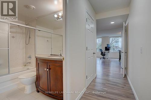 303 - 238 Doris Avenue, Toronto, ON - Indoor Photo Showing Bathroom