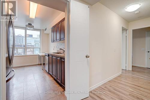 303 - 238 Doris Avenue, Toronto, ON - Indoor Photo Showing Kitchen