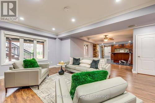 1564 Pinery Crescent, Oakville, ON - Indoor Photo Showing Living Room