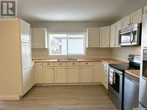 216 College Avenue E, Regina, SK - Indoor Photo Showing Kitchen With Double Sink