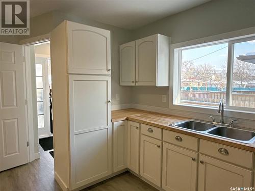 216 College Avenue E, Regina, SK - Indoor Photo Showing Kitchen With Double Sink