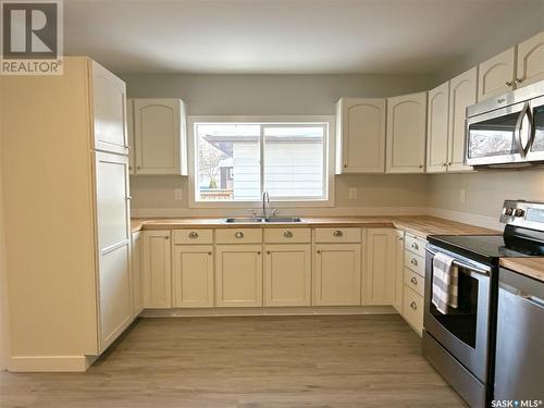 216 College Avenue E, Regina, SK - Indoor Photo Showing Kitchen With Double Sink