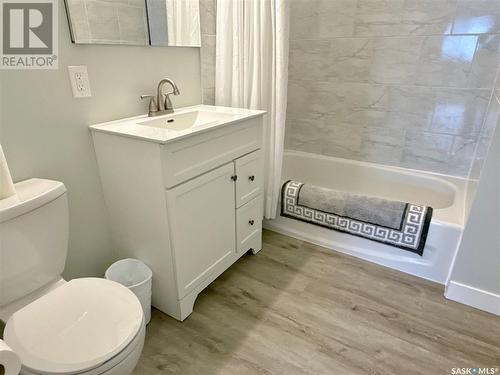 216 College Avenue E, Regina, SK - Indoor Photo Showing Bathroom