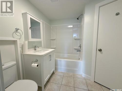 216 College Avenue E, Regina, SK - Indoor Photo Showing Bathroom