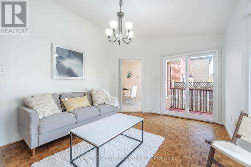 2485 Strathmore Crescent, Mississauga, ON - Indoor Photo Showing Living Room