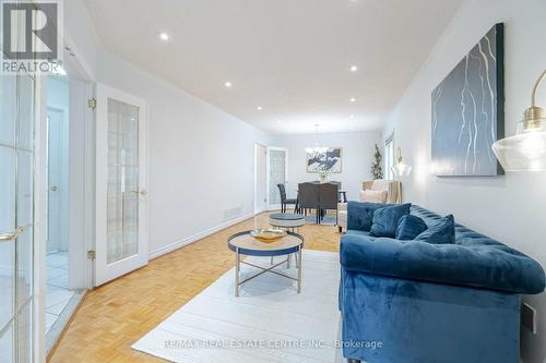 2485 Strathmore Crescent, Mississauga, ON - Indoor Photo Showing Living Room