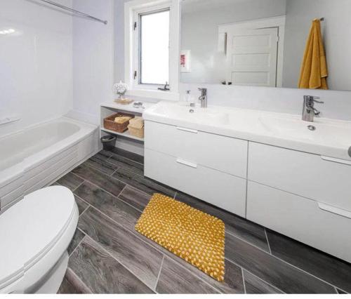 162 Hespeler Avenue, Winnipeg, MB - Indoor Photo Showing Bathroom