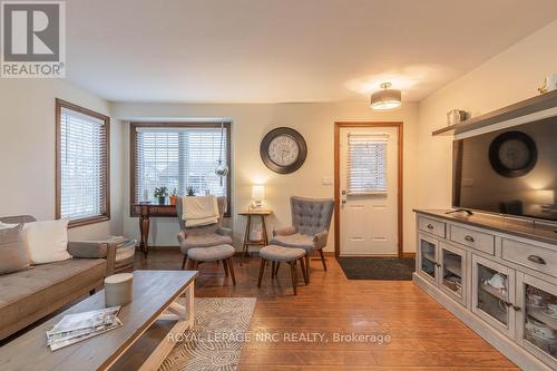 337 Pleasant Avenue N, Fort Erie, ON - Indoor Photo Showing Living Room