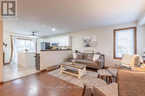 337 Pleasant Avenue N, Fort Erie, ON - Indoor Photo Showing Living Room