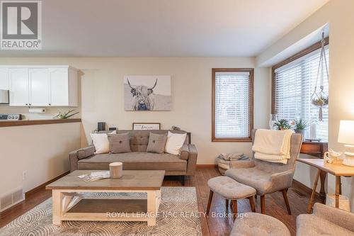 337 Pleasant Avenue N, Fort Erie, ON - Indoor Photo Showing Living Room