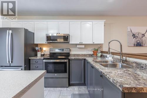 337 Pleasant Avenue N, Fort Erie, ON - Indoor Photo Showing Kitchen With Double Sink