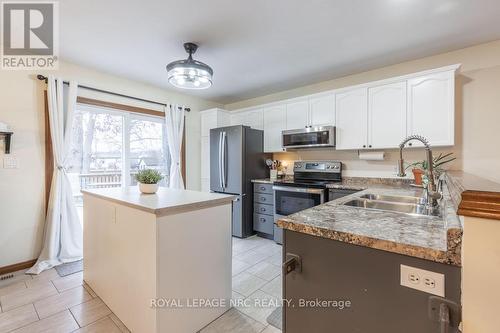 337 Pleasant Avenue N, Fort Erie, ON - Indoor Photo Showing Kitchen With Double Sink