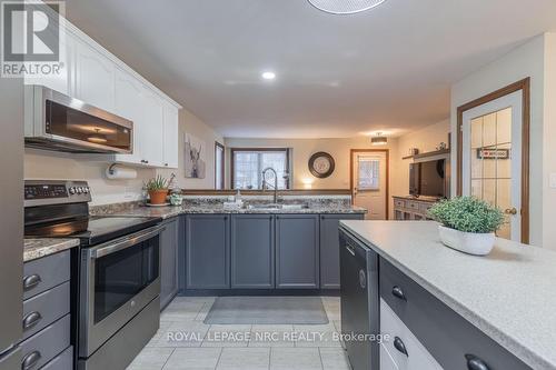 337 Pleasant Avenue N, Fort Erie, ON - Indoor Photo Showing Kitchen With Double Sink