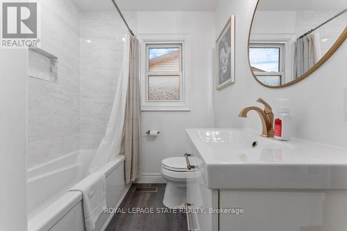 129 West 27Th Street, Hamilton, ON - Indoor Photo Showing Bathroom