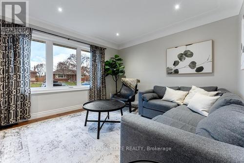 129 West 27Th Street, Hamilton, ON - Indoor Photo Showing Living Room