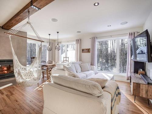 Salon - 1 Rue Des Trilliums, Gore, QC - Indoor Photo Showing Living Room With Fireplace