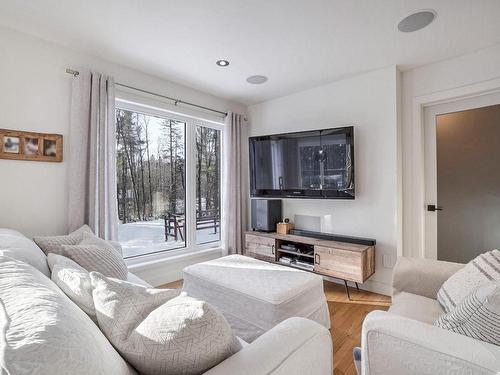 Salon - 1 Rue Des Trilliums, Gore, QC - Indoor Photo Showing Living Room