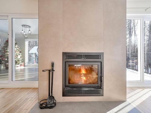 Salon - 1 Rue Des Trilliums, Gore, QC - Indoor Photo Showing Living Room With Fireplace