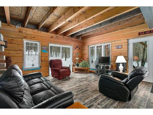 Living room - 92 Ch. Blaskie, Otter Lake, QC -  Photo Showing Living Room