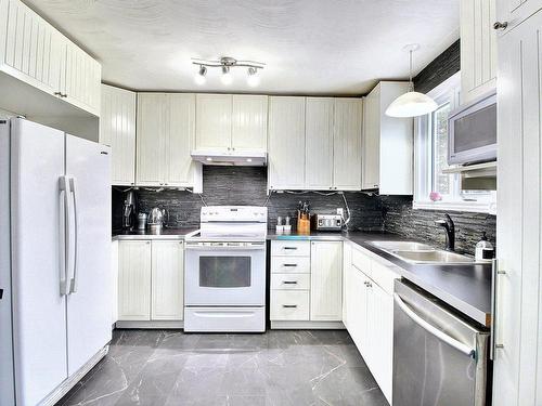 Kitchen - 646 Place Jean-Guy-Hamelin, Rouyn-Noranda, QC - Indoor Photo Showing Kitchen With Double Sink