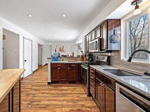 Cuisine - 25 Rue De Tanglewood, Kirkland, QC - Indoor Photo Showing Kitchen