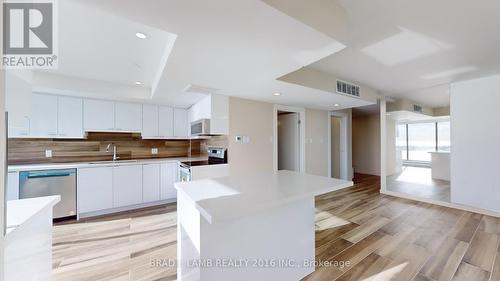 2902 - 65 Harbour Square, Toronto, ON - Indoor Photo Showing Kitchen