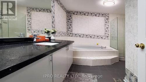 5060 Moulin Rouge Crescent, Mississauga, ON - Indoor Photo Showing Bathroom