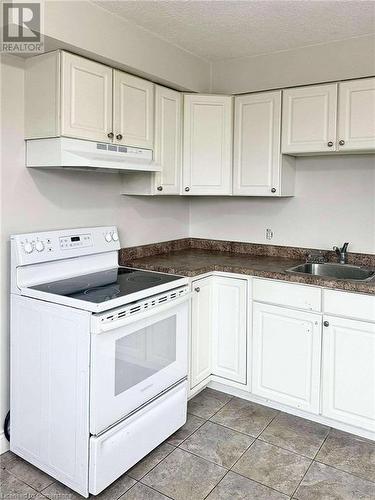 15 Easton Street, Cambridge, ON - Indoor Photo Showing Kitchen