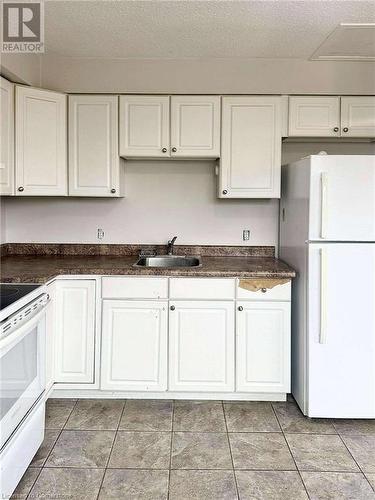 15 Easton Street, Cambridge, ON - Indoor Photo Showing Kitchen