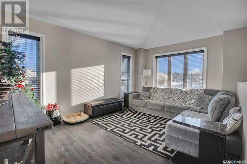 302 Lehrer Manor, Saskatoon, SK - Indoor Photo Showing Living Room